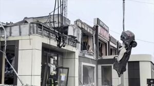 Rusia denuncia siete muertos y 40 atrapados en un ataque ucraniano sobre una panadería de Lugansk