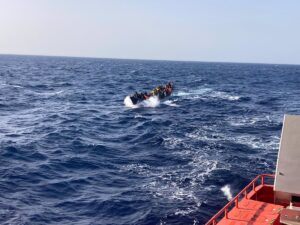 Salvamento intercepta un cayuco con 105 personas, dos fallecidas y una grave, al sur de Gran Canaria