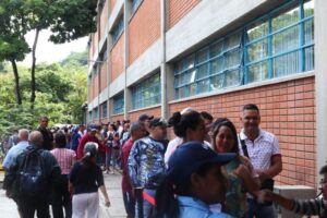 Solo 4 de cada 10 jóvenes venezolanos piensa en estudiar una carrera universitaria larga