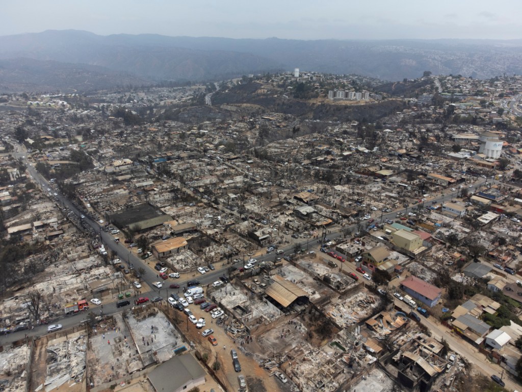 Suben a 99 los muertos en los devastadores incendios de Valparaíso (Video y fotos)