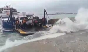 Suspenden zarpe de embarcaciones en Cumaná por fuerte oleaje
