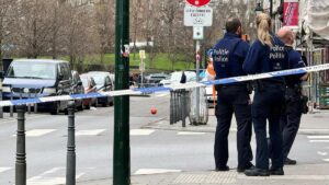 La policía detrás de una cinta policial que acordona el lugar de un tiroteo en Bruselas