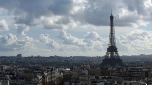 Torre Eiffel permanece cerrada por huelga en París