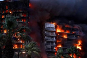 Trágico incendio de un edificio residencial en España deja diez fallecidos
