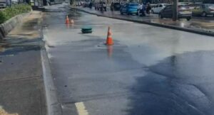 Transmilenio en la calle 80 de Bogotá presentó rotura de tubo y hay trancón