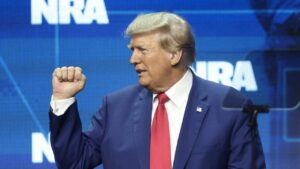 Trump promete proteger los derechos de portadores de armas si regresa a la Casa Blanca - AlbertoNews