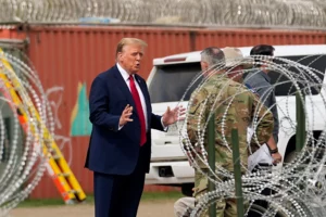 Trump visitó la frontera con México para atacar la gestión de Biden: "Esta es su invasión" - AlbertoNews
