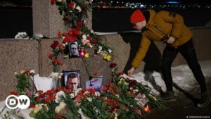 Un centenar de detenidos por homenajear a Navalni en Rusia – DW – 17/02/2024