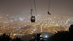 Un rayo dejó inoperativo el Teleférico de Quito durante más de tres horas (Videos) - AlbertoNews