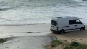 Una furgoneta acaba en el mar tras bajar a una playa de A Coruña en pleno temporal