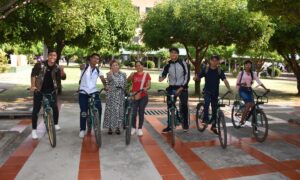 Universitarios en bicicleta