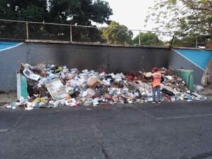 Urge recoger la basura en La Páez