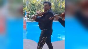 VIDEO VIRAL: Mariachi llegó de sorpresa para dar serenata y terminó dentro de una piscina 