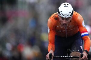 Van der Poel, magistral en el barro, conquista su sexto Mundial en ciclocross