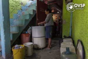 Venezolanos mantienen el hábito de almacenar agua ante las fallas en el servicio