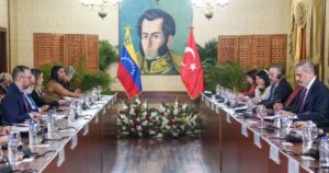 Venezuela y Turquía firman acuerdos en área minera y naval