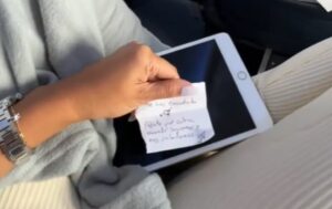 Viajaba en un avión y recibió una nota del piloto que intentó conquistarla (VIDEO)