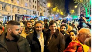 El propagandista ultra Tucker Carlson, con Santiago Abascal en la calle Ferraz de Madrid el 13 de noviembre de 2023