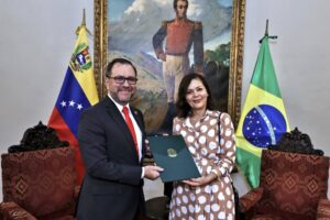 YvÃ¡n Gil recibiÃ³ cartas de estilo de la nueva embajadora designada por Brasil