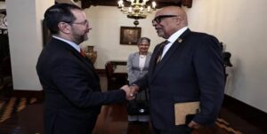 Yván Gil recibe Copias de Estilo del embajador de Guyana en Venezuela