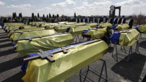 Funeral en el cementerio de Dnipro (Ucrania) por 25 soldados muertos en el frente.