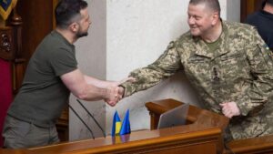 El presidente ucraniano, Volodímir Zelenski, saluda al comandante en jefe de las Fuerzas Armadas, Valeri Zaluzhni, en un acto del verano pasado.