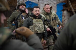 Zelenski visita a las tropas en el frente de Zaporiyia y a pacientes con cncer