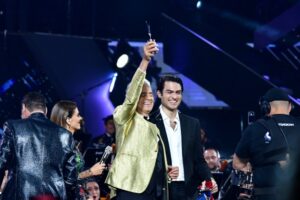 abucheados presentadores de Viña del Mar por no otorgar este premio a Andrea Bocelli tras impecable concierto (+Video)