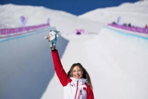 ¿Quién es Eileen Gu, la segunda deportista mejor pagada del mundo? Esquiadora y modelo, china y estadounidense