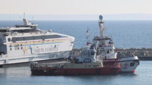 El Open Arms a su partida del puerto de Larnaca, en Chipre