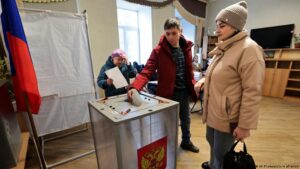 Rusos votan en una elección que se espera ratificará a Putin