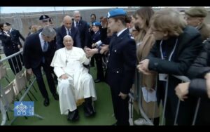 El papa Francisco en silla de ruedas lava los pies a doce reclusas por Jueves Santo - AlbertoNews
