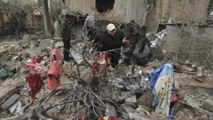 La gente busca víctimas entre los escombros de un centro paramédico que fue destruido por un ataque aéreo israelí