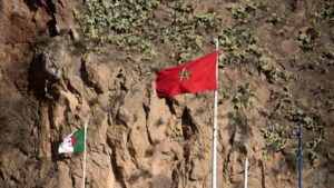 Banderas de Marruecos y Argelia durante la creciente tensión por el conflicto del Sahara Occidental
