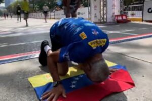 Abuelo tachirense de 84 años hace historia al completar los 21 kilómetros del Maratón CAF (+Video)