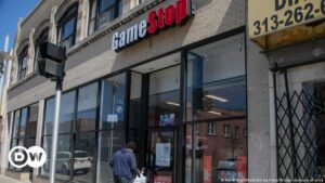 Acciones de GameStop caen fuerte tras caída de las ventas – DW – 27/03/2024