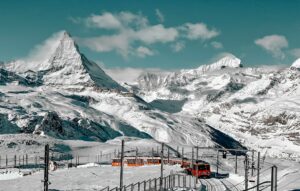 Alpinistas quedan varados en los Alpes suizos por mal clima