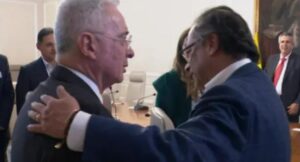 Álvaro Uribe le contesta a Gustavo Petro por decir que no paga impuesto predial