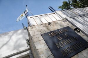 Argentina denuncia corte eléctrico en su residencia oficial en Caracas tras dar asilo a varios miembros del equipo de María Corina Machado