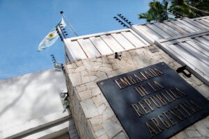 Argentina frena el envío de funcionarios para custodiar su embajada en Caracas