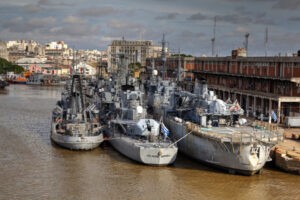 Armada uruguaya intensifica la lucha contra la ‘pesca en la oscuridad’
