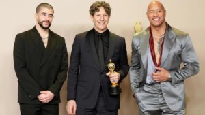 Jonathan Glazer (centro) posa con Bad Bunny y Dwayne Johnson en la gala de los Oscar.mia en el Dolby Theatre del barrio de Hollywood