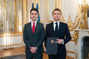 Arturo Gil Pinto entregó cartas credenciales al presidente francés, Emmanuel Macron