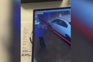 Así reaccionó la empleada de un autolavado cuando un cliente grosero le arrojó un refresco por la ventana del auto (+Video)