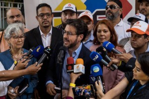 Aspirantes a Miraflores y partidos desfilaron por CNE para inscribir candidaturas pese a que postulaciones son digitales