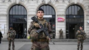 Soldados franceses vigilan ante la estación parisina de Saint Lazare como parte del refuerzo de la seguridad antiterrorista en Francia el pasado 25 de marzo.