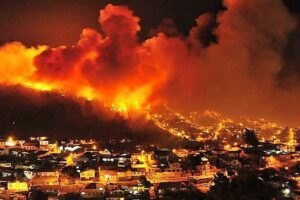 Autoridades evacúan Cerro Cordillera de Valparaíso en Chile por incendio forestal - AlbertoNews