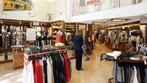 Baja la persiana otro comercio emblemático de ropa en Barcelona