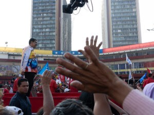 Bajo un calorón militantes esperaron a Maduro tras su postulación ante el CNE