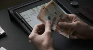Banco de Bogotá da primer aviso por situación económica de Colombia